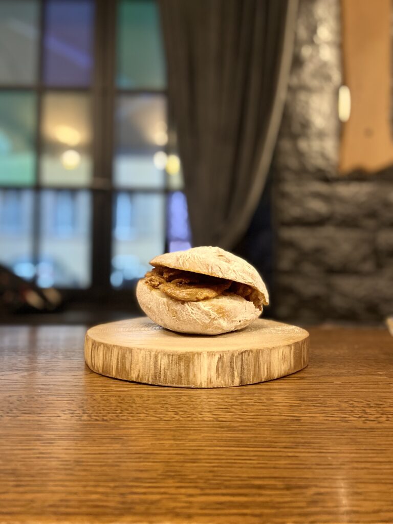 Photo d'un Bifana dans son pain